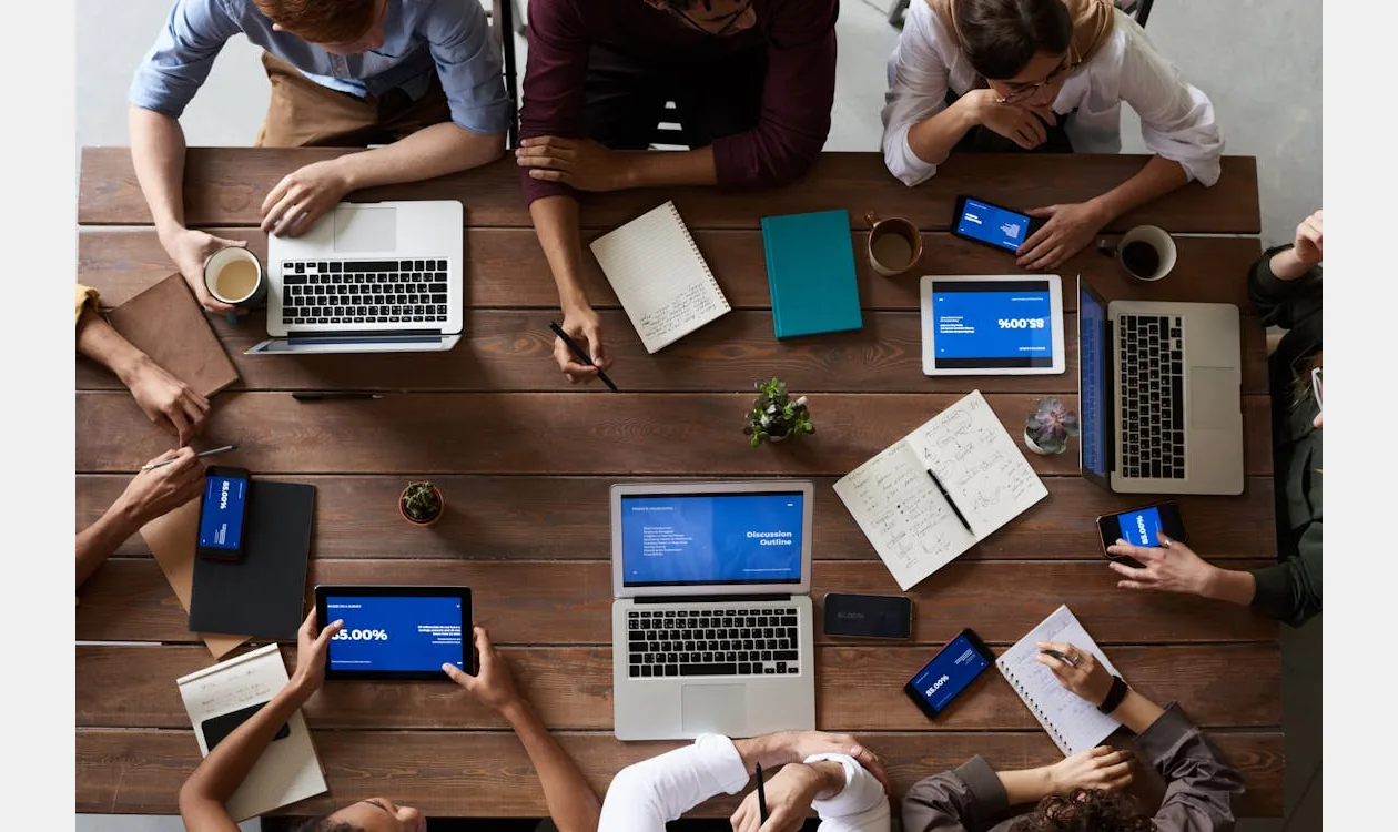 Kvinna i vit skjorta som arbetar vid laptop