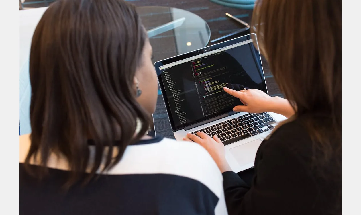 Två personer som samarbetar vid en dator