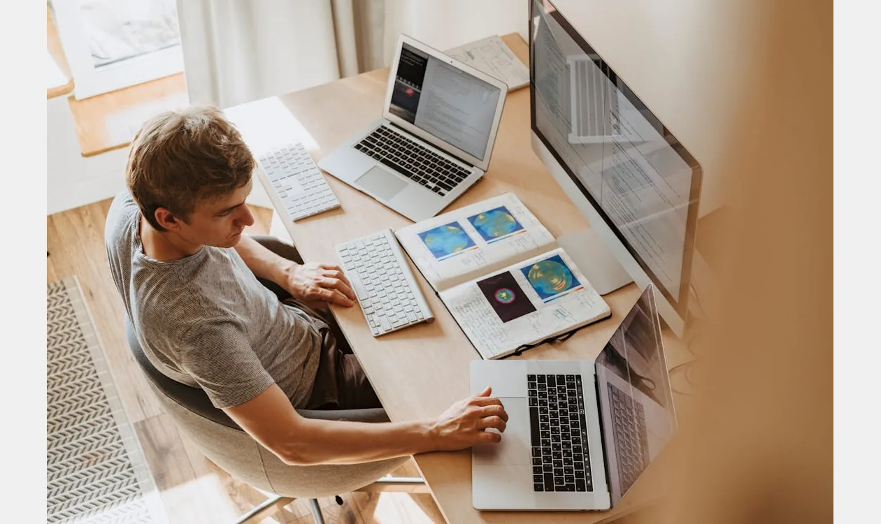 Bygga en hemsida åt mig i Stockholm — webbutvecklare vid tre skärmar