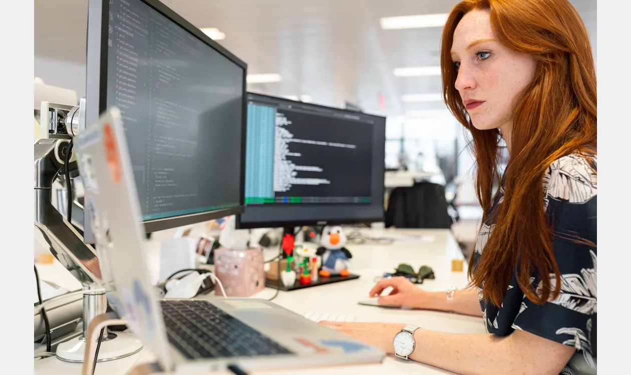 Person som pratar i telefon i en stadsmiljö