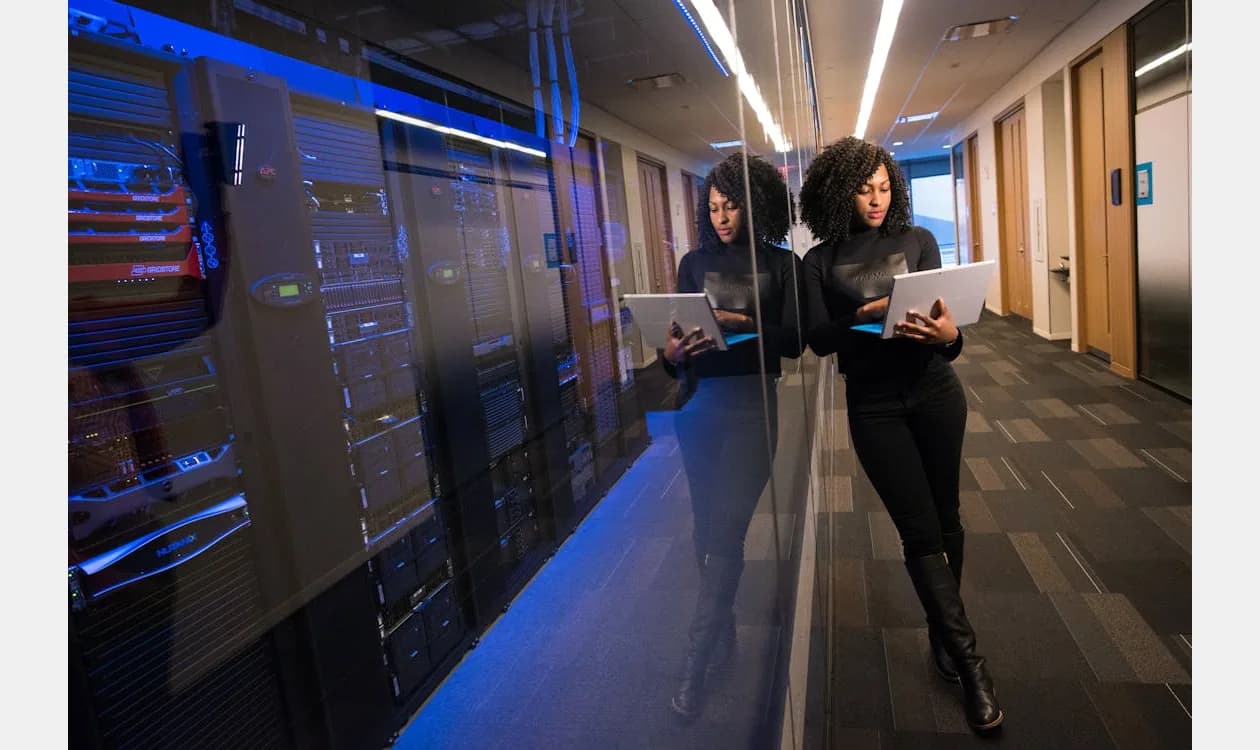 Laptop på ett rent skrivbord i en arbetsyta