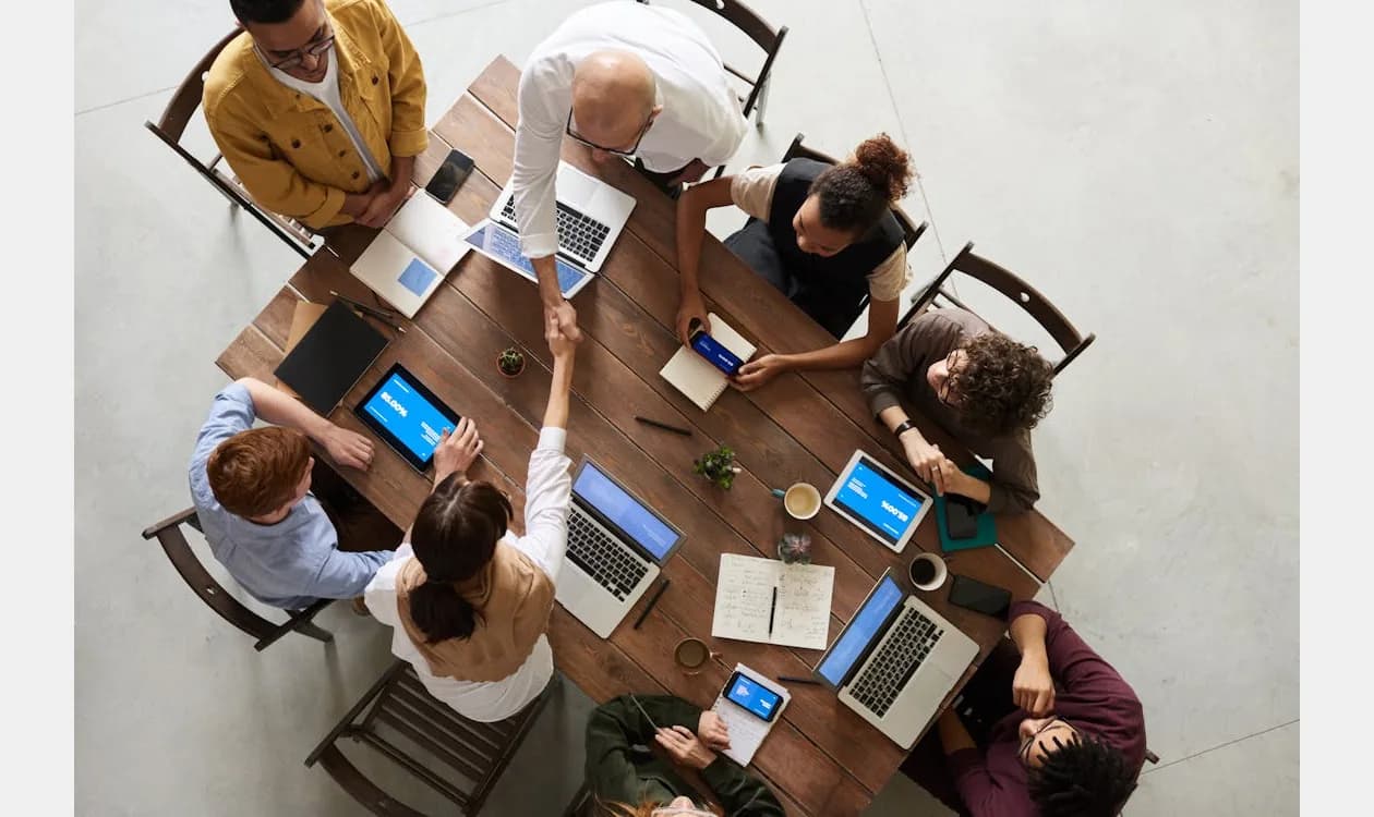 Två affärsmän som skakar hand