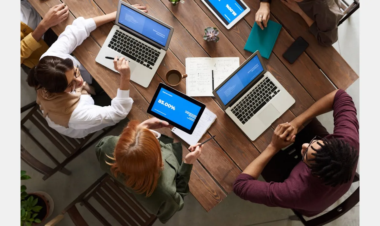 Team som granskar en webbplats i ett mötesrum