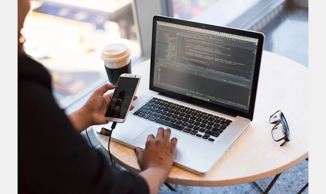 Utvecklare som arbetar vid en dator