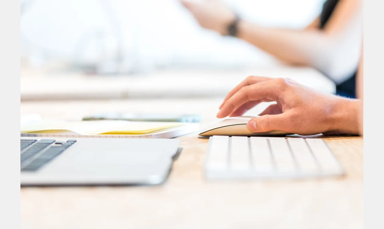 Designer som skissar på en wireframe